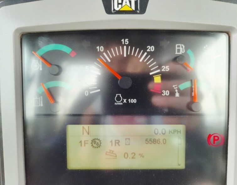 CATERPILLAR  140 AWD ***IMPECABLE***